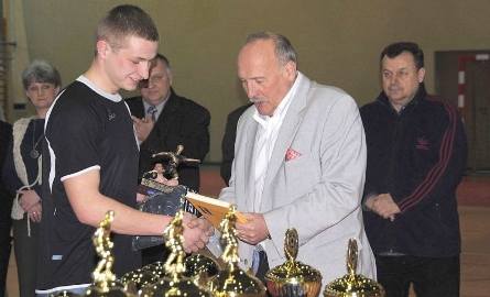 Nagrody dla najlepszych zawodników opatowskiej ligi wręczał wielokrotny olimpijczyk, poseł Zbigniew Pacelt.