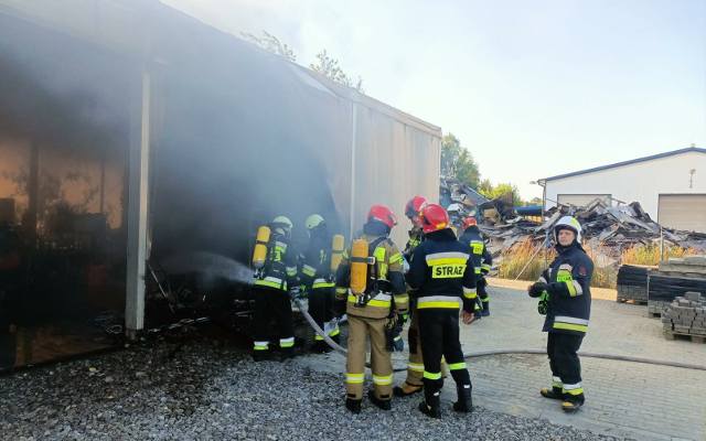 Pożar w Wojniczu. Zapalił się warsztat samochodowy, z żywiołem walczyło 30 strażaków
