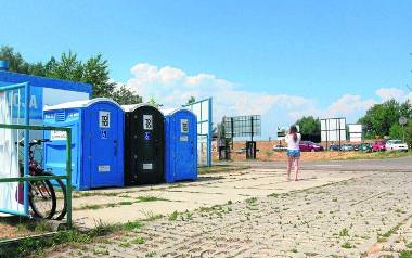 Na czas wakacji nad Jeziorem Tarnobrzeskim podwojono liczbę przenośnych toalet, które stoją wzdłuż linii plażowej.