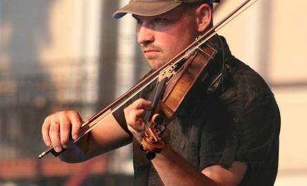 Adam Romański grający na skrzypcach zaczarował radomską publiczność.