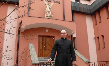 Ksiądz Michał na stopniach domu zakonnego michalitów w Stalowej Woli.