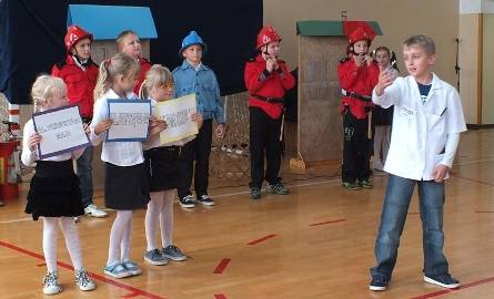 Uczniowie z Małszyna zaprezentowali swoje umiejętności teatralne.