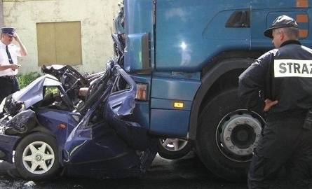 26 lipca dwie osoby jadące skodą felicią zginęły, gdy ich auto zostało zmiażdżone między dwiema ogromnymi ciężarówkami