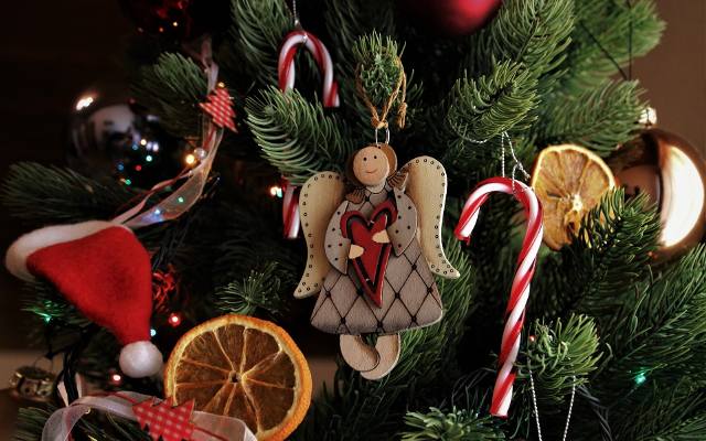 Ubieranie choinki. Jak udekorować świąteczne drzewko w stylu eko? Piękne ozdoby choinkowe na Boże Narodzenie