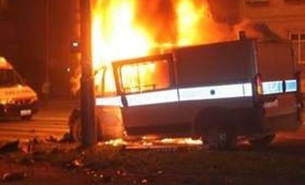 Radiowóz uderzył w taksówkę. Po zderzeniu policyjne auto stanęło w płomieniach.