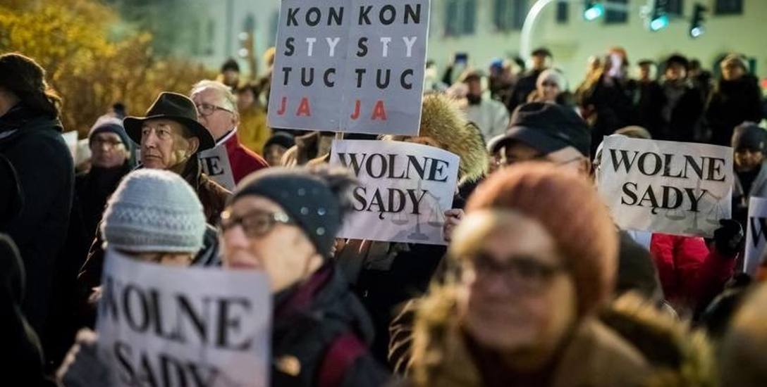 W grudniu  w całej Polsce odbyły się protesty przeciw zmianom w sądownictwie. 11 stycznia sędziowie pójdą w „Marszu Tysiąca Tóg”