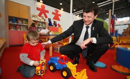 Marek Michalak, rzecznik praw dziecka na targach Edukacja w Kielcach.