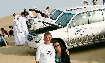 Monika Winterstein z ojcem, Marianem Małkowskim podczas pustynnego safari, na które udali się jeepami, całą grupą
