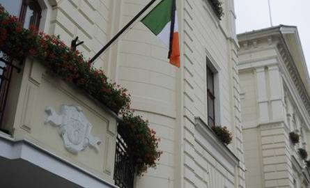 Opuszczona do połowy irlandzka flaga na budynku Urzędu Miasta w Bydgoszczy