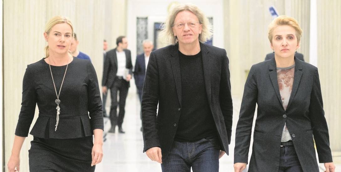 Troje posłów Nowoczesnej: Joanna Schmidt (od lewej),  Krzysztof Mieszkowski i Joanna Scheuring-Wielgus po głosowaniu ma żal do kolegów partyjnych  i