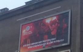 Pseudokibice na billboardzie w ramach kampanii policyjnych zwizkowców