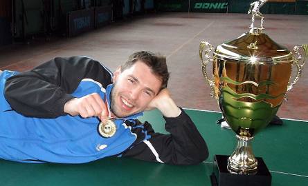 Bartosz Such potrafi się cieszyć z sukcesu: prezentuje złoty medal mistrzostw Polski. Obok puchar dla złotej drużyny Olimpii/Unii