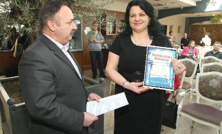 Marzena Proszowska z Dworu Korytków w Korytkowie odbiera specjalną tablicę i certyfikat potwierdzający przynależność do Sieci Dziedzictwo Kulinarne Świętokrzyskie