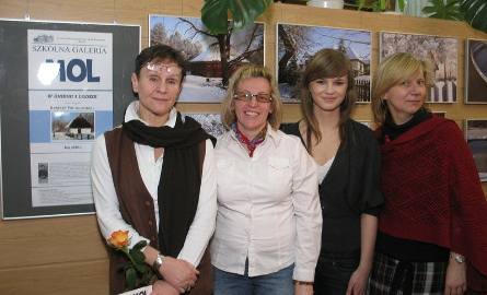 Na otwarcie wystawy absolwentki, Barbary Polakowskiej (piewrsza z lewej),  przyszła jak zawsze dyrektor "Kopernika", Agnieszka Ścieglińska(druga