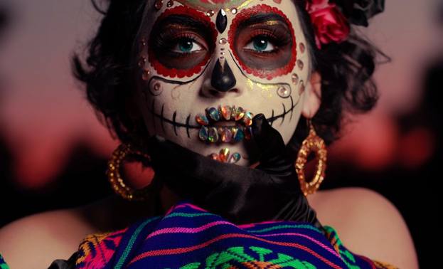 Kobieta przebrana za Czaszkową Katarzynę (Calavera Catrina), symbol meksykańskiego Dnia Zmarłych.
