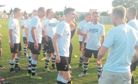 Po niedzielnym spotkaniu z Unią Tarnów piłkarze Wisły Sandomierz zaczęli fetować zwycięstwo w trzeciej lidze małopolsko-świętokrzyskiej. Była wielka