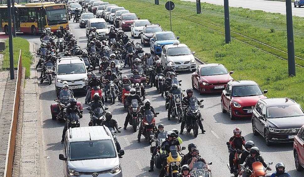 Film do artykułu: Tysiące motocyklistów przejechało przez centrum Łodzi. Ta efektowna i widowiskowa parada rozpoczęła sezon motocyklowy 
