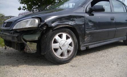 Opel uszkodzony w kolizji w Złotnikach.