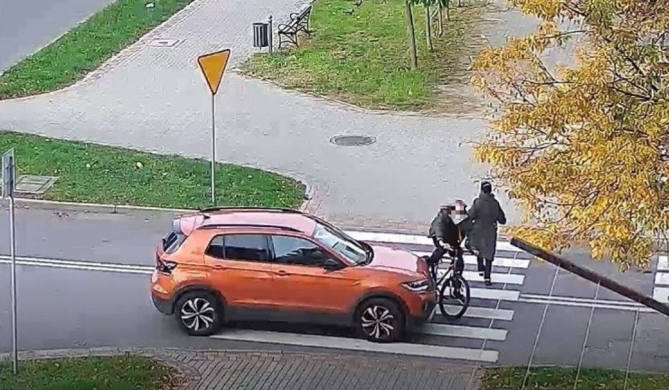 Film do artykułu: Potrącenie rowerzysty na przejściu dla pieszych w Tarnobrzegu. Zobacz nagranie, ku przestrodze! [WIDEO]