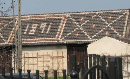 Wzorzysty dach domu w Nowej Wsi Królewskiej z widoczną datą jego posadowienia.