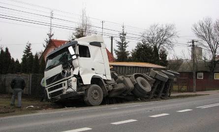 Kierowca ciężarówki jechał jak szalony. Rozbił się pod samą szkołą! (zdjęcia)