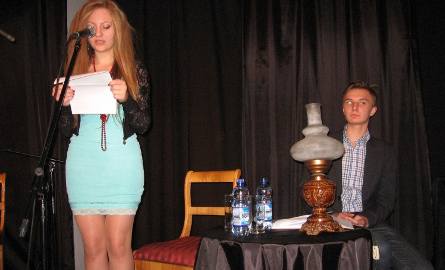 Prezentacje utworów młodzieży rozpoczęli Kasia Kowalik i Mateusz Wojcieszak