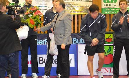 Poczas prezentacji działacze sekcji wręczyli kwiaty zdobywcy medalu na mistrzostwach świata w Maroku - Patrykowi Zatówce i trenerowi kadry Piotrowi