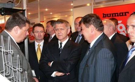 Dyrektor zakładów w Pionkach Jacek Zając prezentuje nową ofertę premierowi Markowi Belce.