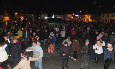 Mieszkańcy Białobrzegów bawili się na placu przed Urzędem Miasta i Gminy.