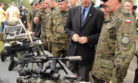 Minister Bogdan Klich ogląda broń, którą dysponują nasi żołnierze.