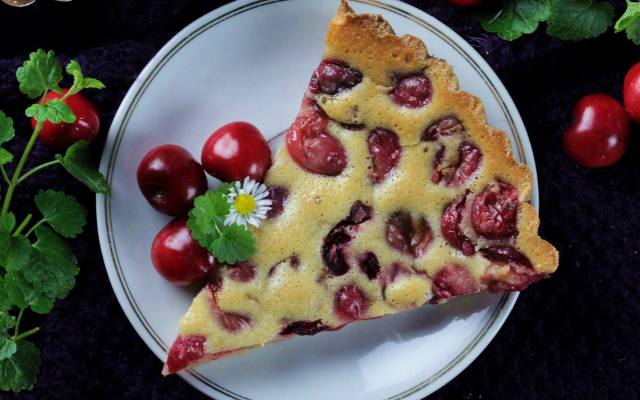 Ciasta z czereśniami, którym trudno się oprzeć! Francuskie clafoutis, czy rolada bezowa? Zrób wszystkie!