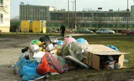 Na ulicy Owsianej w Kielcach po kontenerze pozostała tylko olbrzymia sterta śmieci.