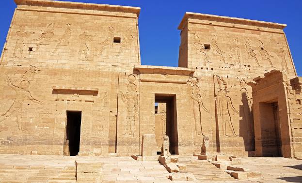 Piękna świątynia Izydy na Filae pod Asuanem została pocięta na bloki i przeniesiona w obecne miejsce, tak by nie zalały jej wody Nilu spiętrzone przez