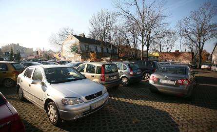 Wystarczy kilku tak parkujących kierowców, by było problemy z wyjazdem z sąsiadującej posesji.