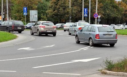 Na rondzie Kisielewskiego wymalowane pasy zdecydowanie ułatwiają jazdę wielu kierowcom.
