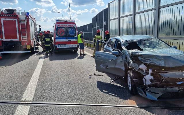 Wypadek na autostradzie A4 koło Tarnowa. Samochód osobowy zderzył się z ciężarówką. Są utrudnienia na pasie w kierunku Krakowa