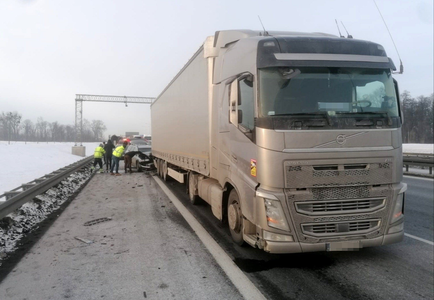 Volvo wbiło się w naczepę ciężarówki. Co z kierowcą