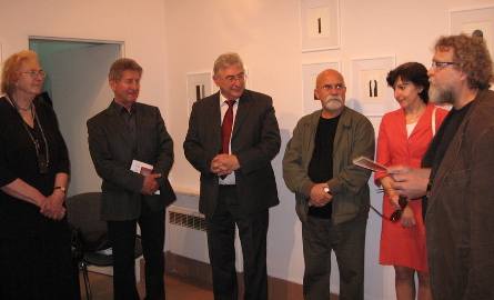 Na wernisaż wystawy Andrzeja Gieragi (drugi z lewej)  przybyli krytyk sztuki, Bożena Kowalska, rektor , profesor Mirosław Luft i profesor Elżbieta Szychta,