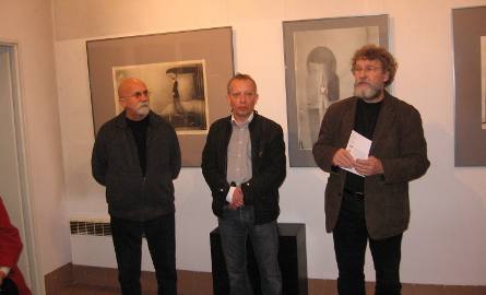 Artysta tworzy rysunki za pomocą wielu technik – tłumaczył Wiesław Jelonek, kurator Rogatki. (z prawej). W środku Andrzej Grenda, z prawej dziekan Wydziału