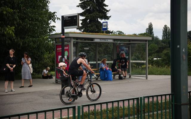 Kraków. Kiedy tramwaj podjeżdża na przystanek pasażerowie musza uważać na rowerzystów i użytkowników hulajnóg