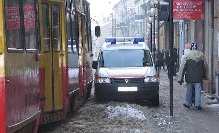 Czasem nawet pojazd pogotowia gazowego zatarsuje przejazd tramwajowi... (na ul. Toruńskiej)Fot. Maryla Rzeszut