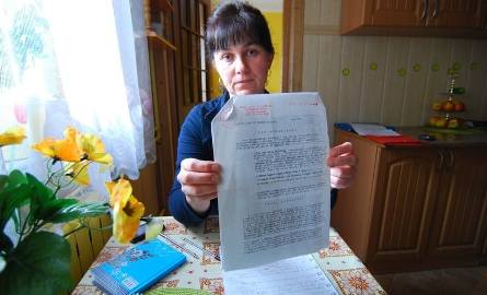 Edyta Łagodzińska pokazuje akt własności na połowę domu. Wójt chce w połowie domu należącym do gminy zakwaterować wielodzietną rodzinę, która…nie chce