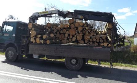 Wypadek w Starej Słupi. Z ciężarówki zsunęło się drewno