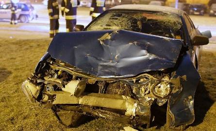 Toyota, którą kierował pijany mężczyzna została mocno rozbita i prawdopodobnie trafi na złom.