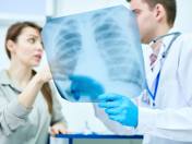 Zdjęcie do artykułu: Jak rozpoznać zapalenie płuc? Objawy u dorosłych i dzieci mogą się różnić. Nie dopuść do rozwoju groźnych powikłań