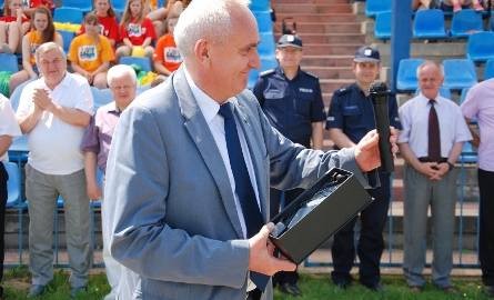 Specjalne wyróżnienie za wieloletnią pomoc i zaangażowanie w organizację turniejów piłkarskich dla gimnazjalistów otrzymał Mirosław Malinowski, prezes