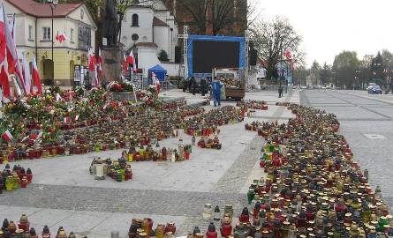 Białostoczanie przynoszą kwiaty i zapalają znicze na Rynku Kościuszki