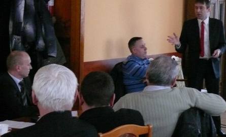 Dyrektora Zarządu Dróg Powiatowych Norberta Gąsieńca (z lewej) skrytykował na sesji w Krasocinie nawet członek Zarządu Powiatu Włoszczowskiego Mirosław