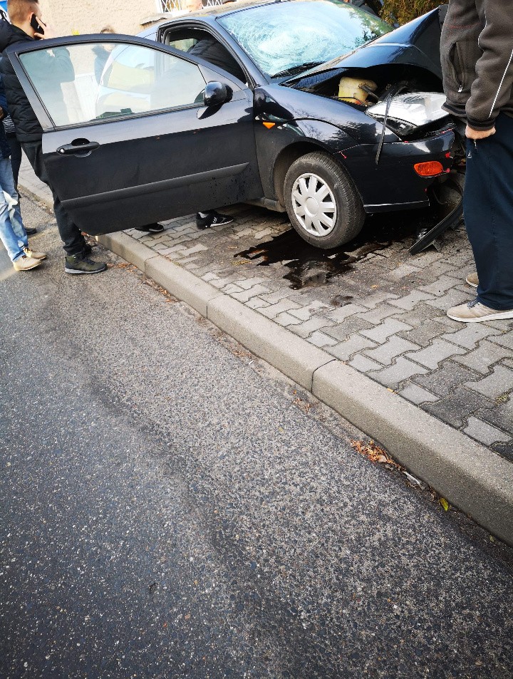LUBSKO. Kierowca forda uderzył w słup w centrum miasta