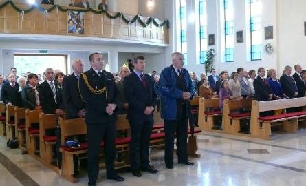 W mszy świętej uczestniczyli przedstawiciele władz gminy Złota oraz liczni zaproszeni goście ze starostą pińczowskim Zbigniewem Kierkowskim na czele